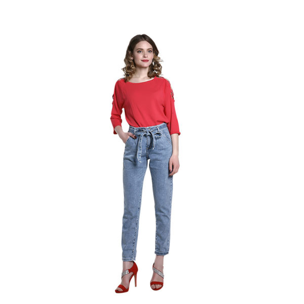 Maglia girocollo e jeans con cintura