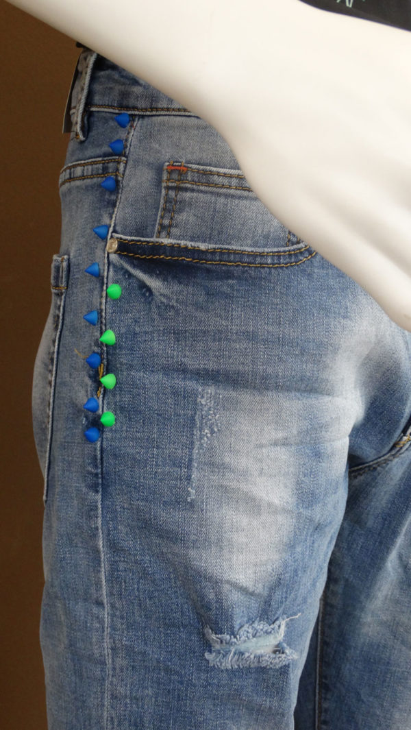 Jeans con borchie - immagine 2